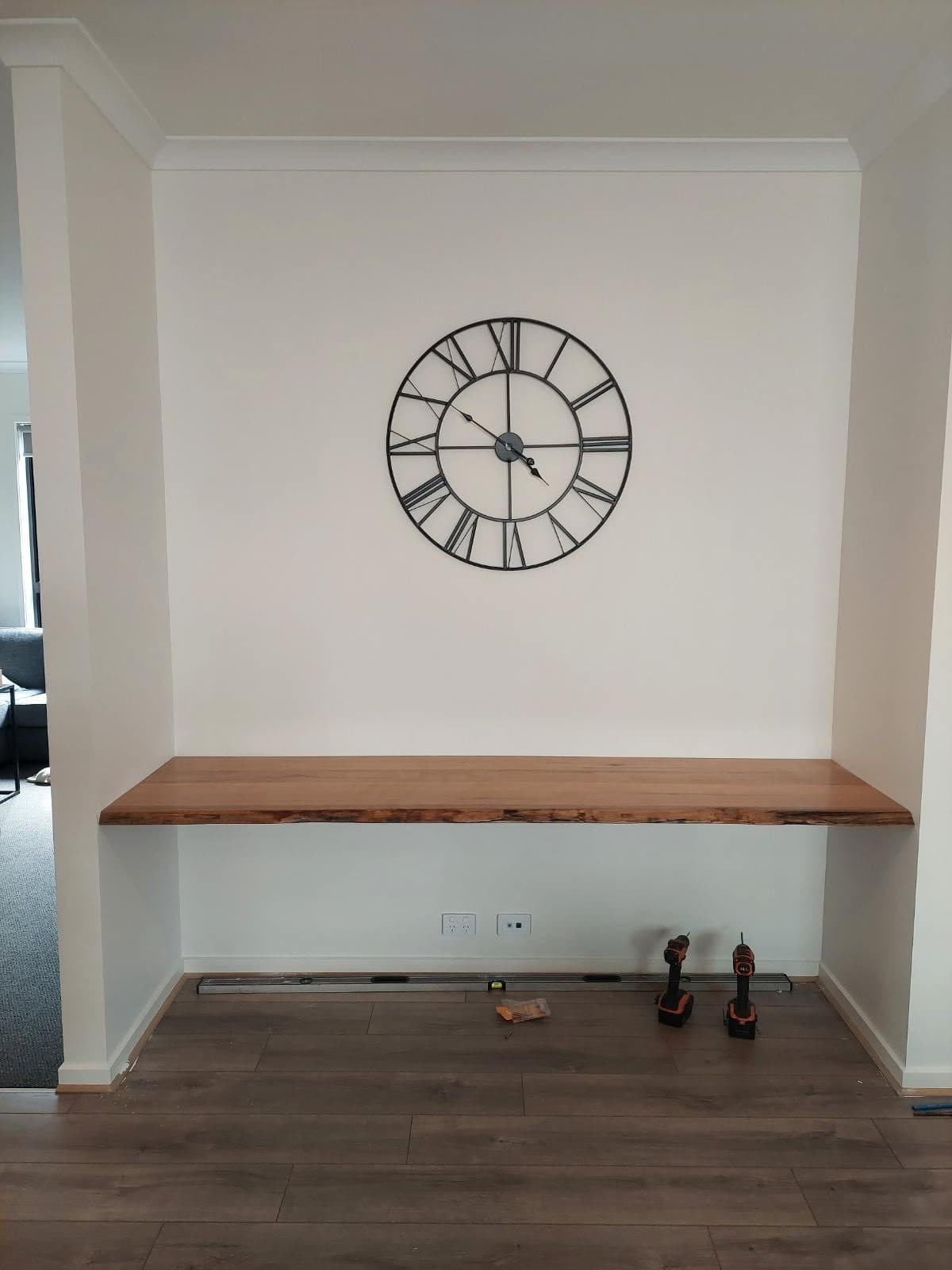 A live-edge timber desk set into an alcove