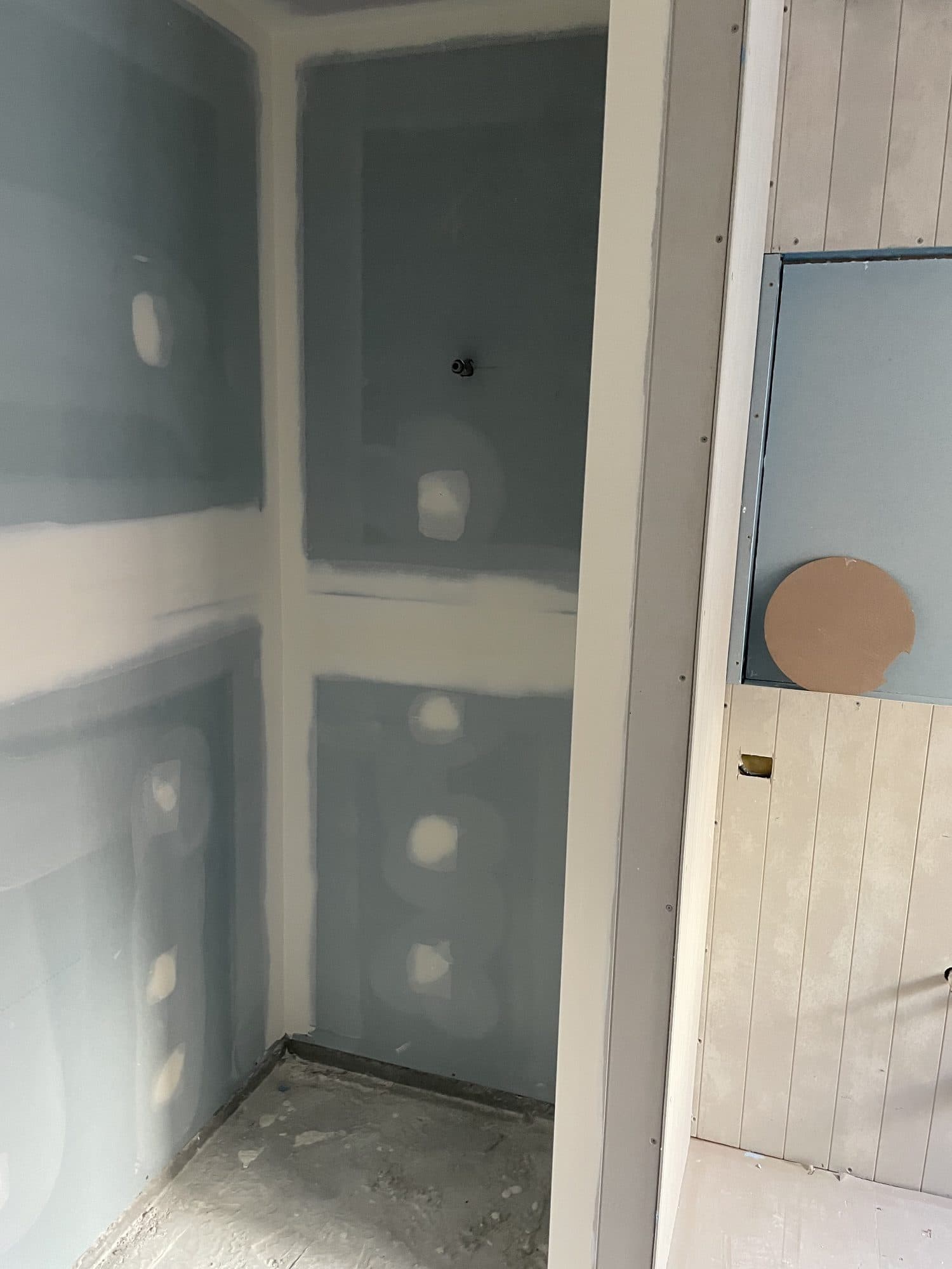 Plasterboard with its joints and fixings set