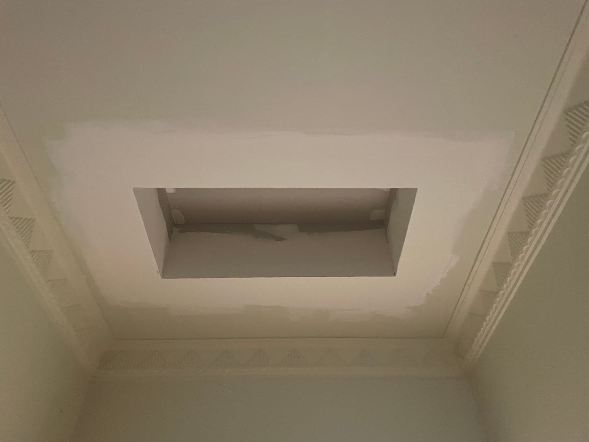 A finished ceiling with the original cornice kept and a new ceiling vent